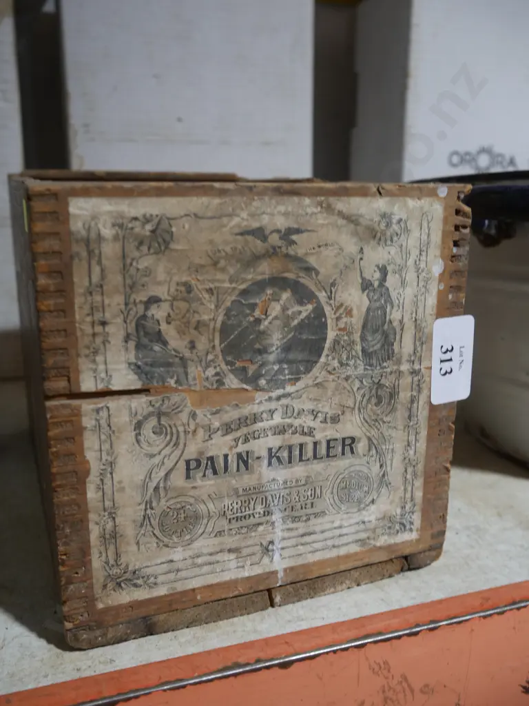Perry Davis vegetable painkiller wooden box Image 1++