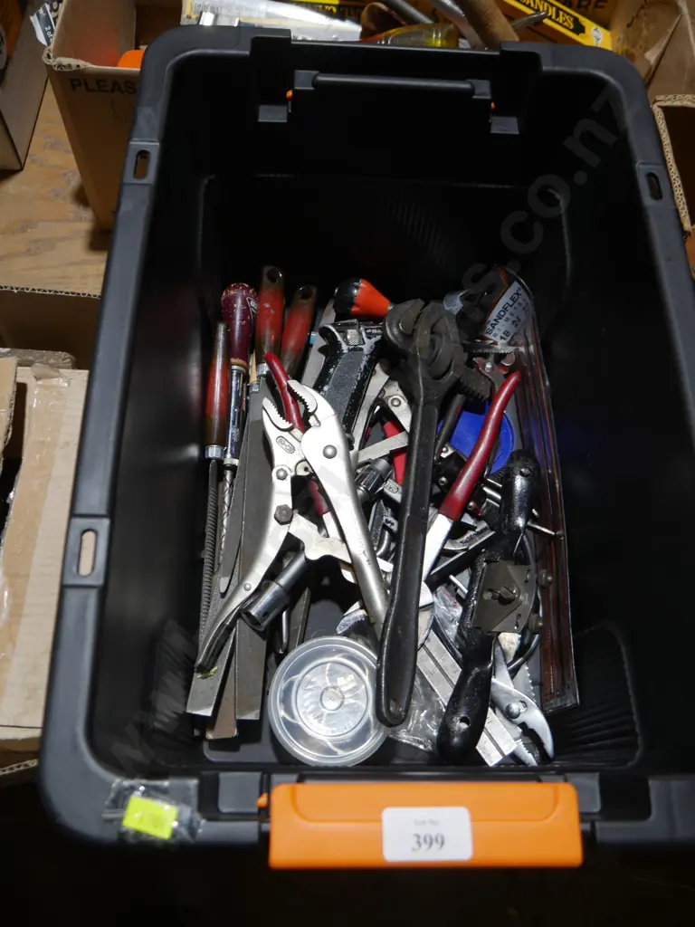 Assorted hand tools Image 1++