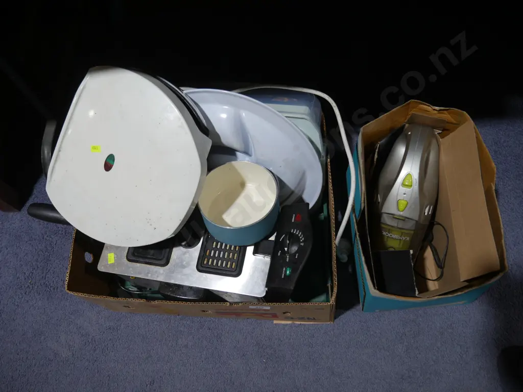 Deep fryer, sandwich grill, Kambrook hand vac etc Image 1++