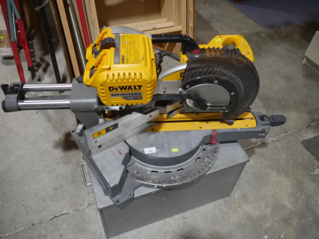 DeWalt battery-powered brushless mitre saw - (No batteries and charger) Image 1++