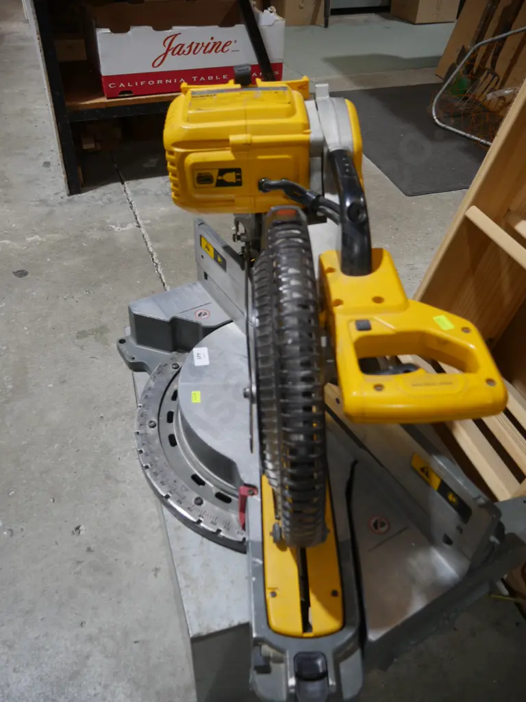 DeWalt battery-powered brushless mitre saw - (No batteries and charger) Image 1++