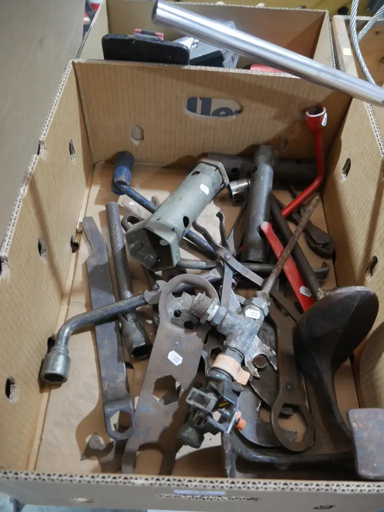 Assorted hand tools Image 1++