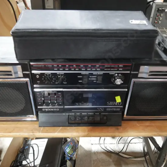 Sanyo portable stereo and cassettes - ( Faulty stereo)
