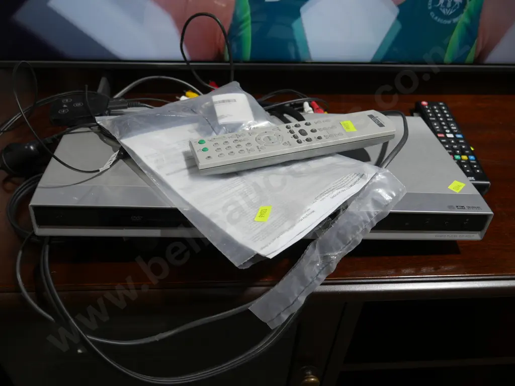 Samsung 42-in TV and DVD player Image 1++