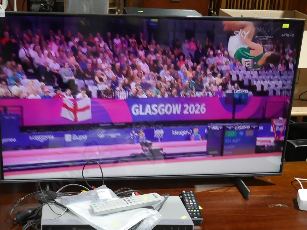 Samsung 42-in TV and DVD player Image 1++