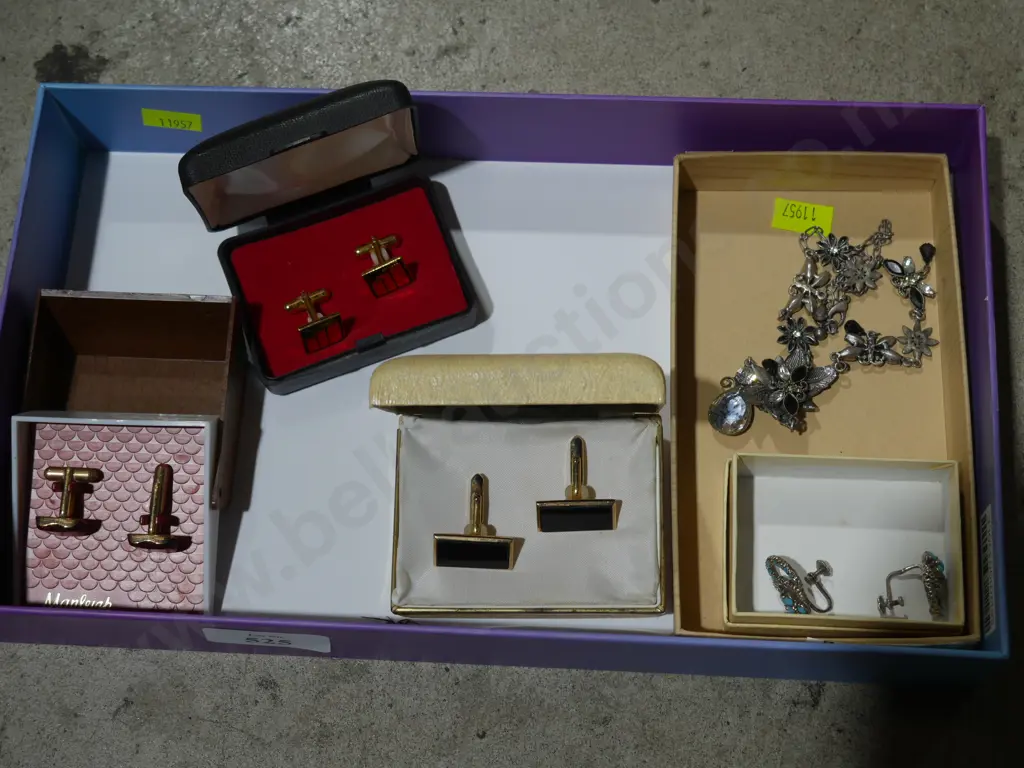 Cufflinks and jewellery Image 1++