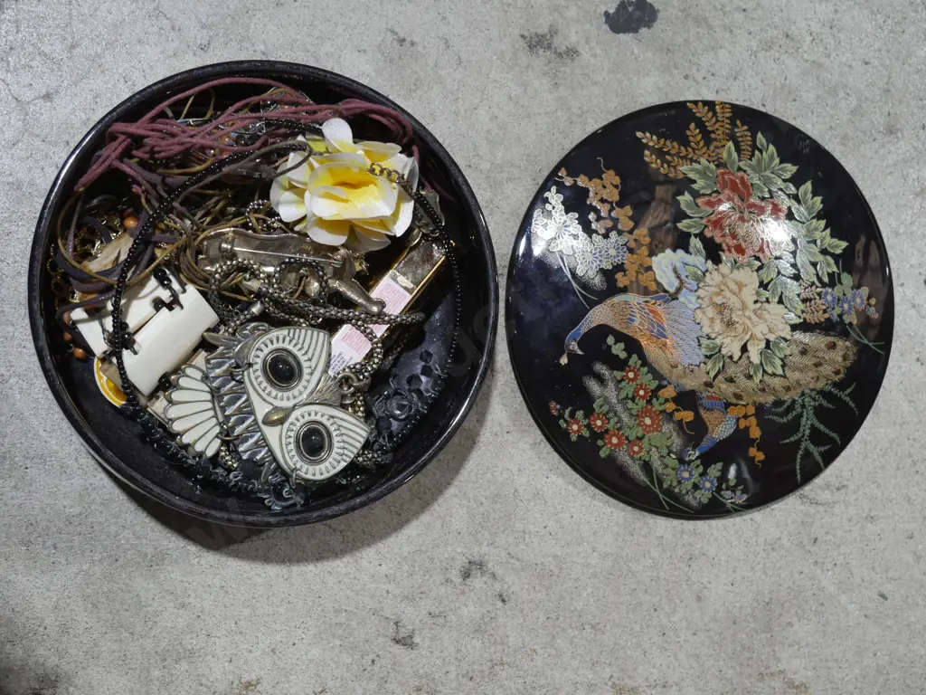 Costume jewellery Image 1++