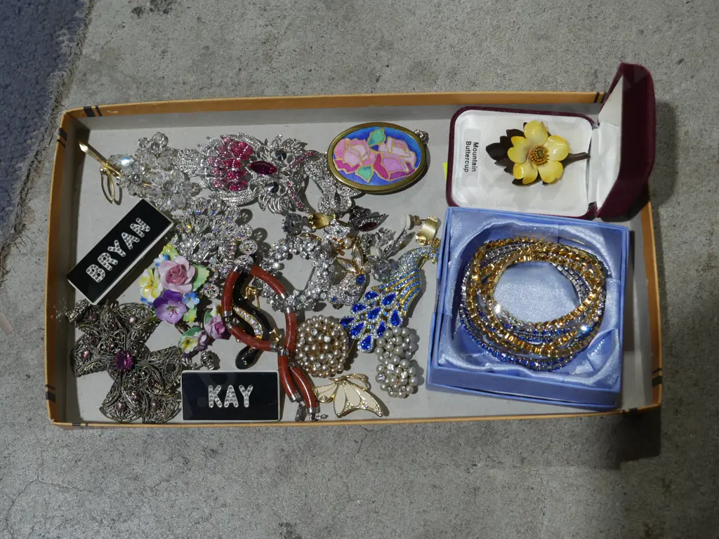 Assorted jewelry Image 1++