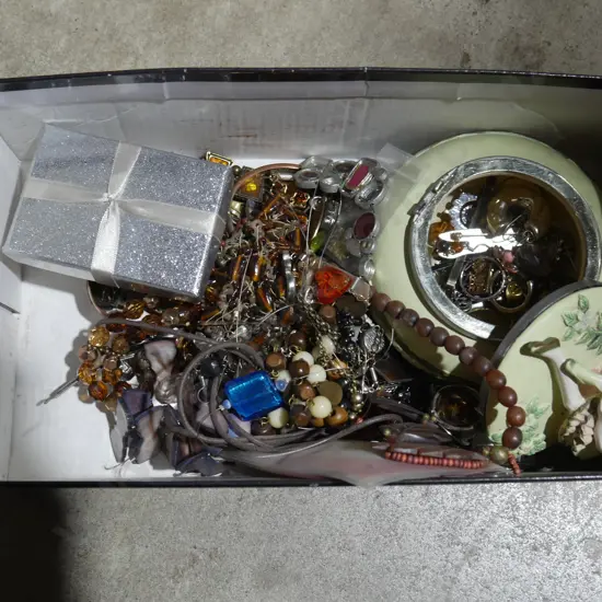 Assorted jewellery