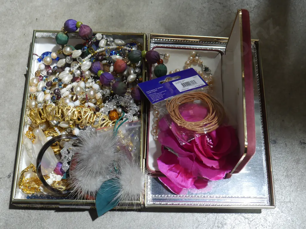 Assorted jewellery Image 1++