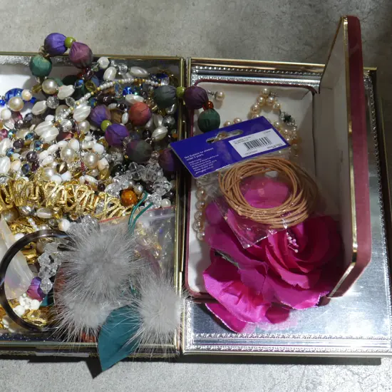 Assorted jewellery