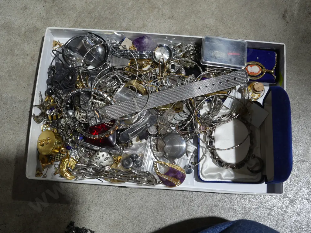 Assorted jewellery Image 1++