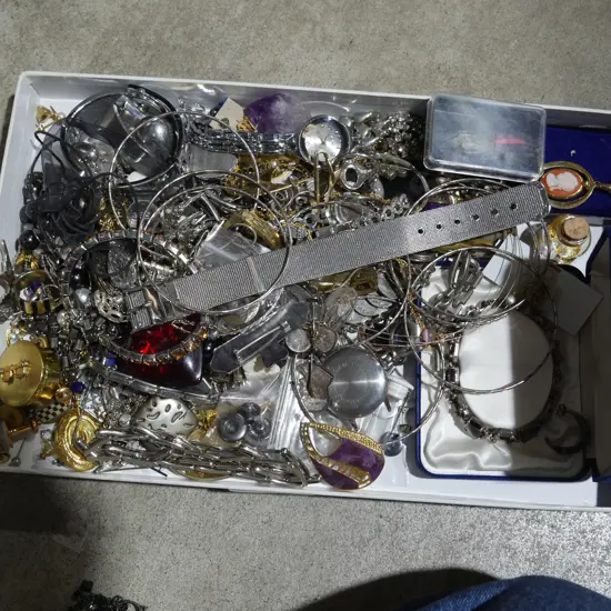 Assorted jewellery