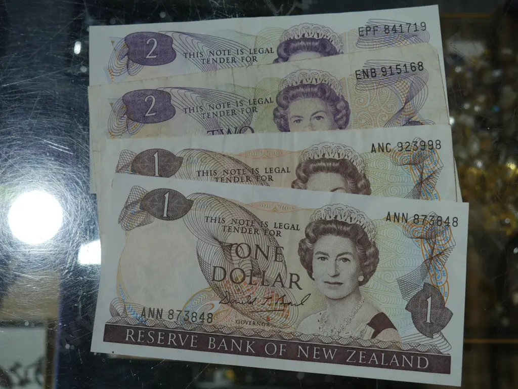 $1 and $2 New Zealand banknotes Image 1++