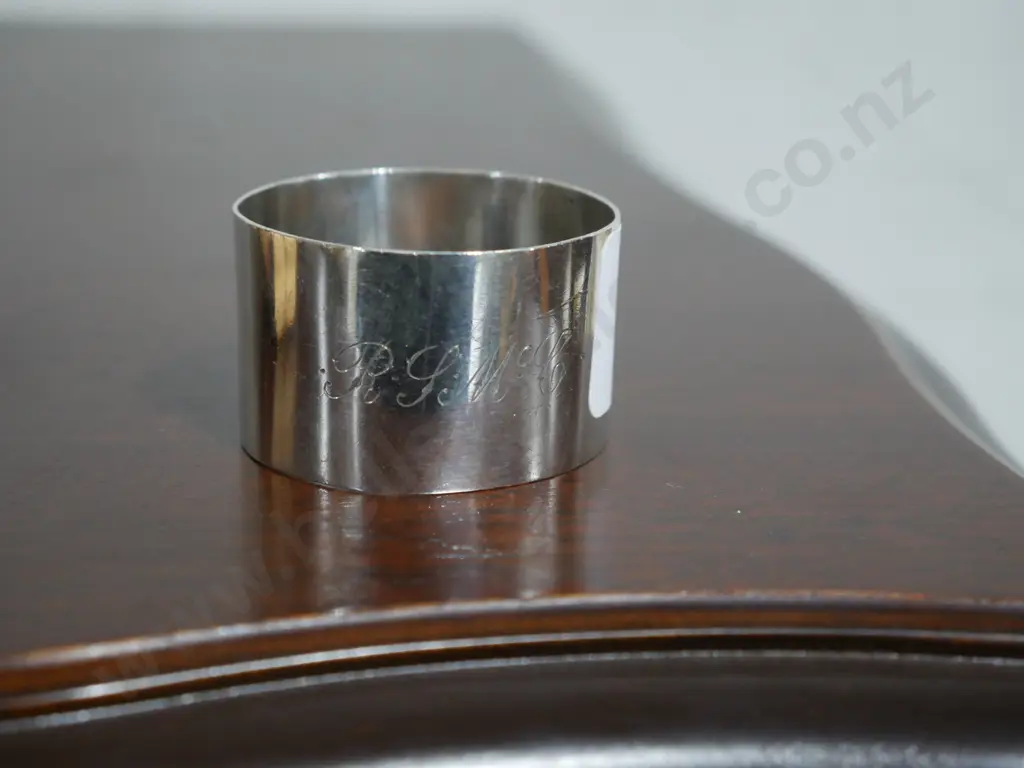 Sterling silver napkin ring Image 1++