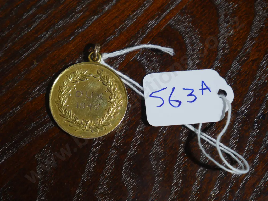 9 carat gold dux 1943 medal Image 1++