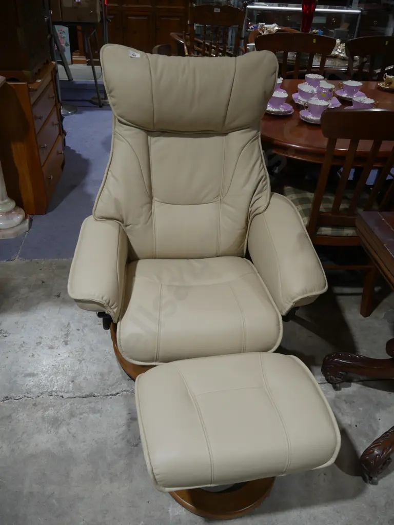 Stressless style armchair and stool Image 1++