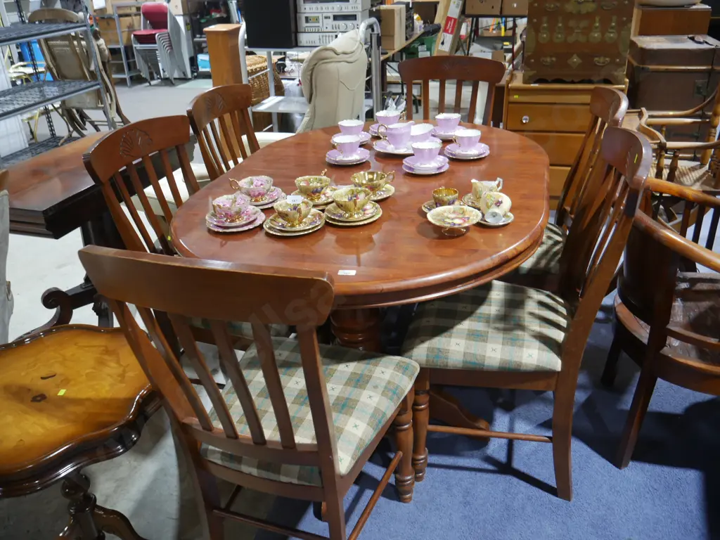 Extendable dining table and 6 chairs Image 1++