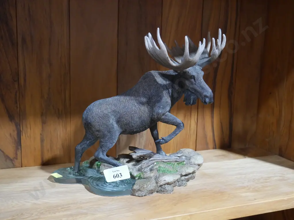 Moose figurine Image 1++