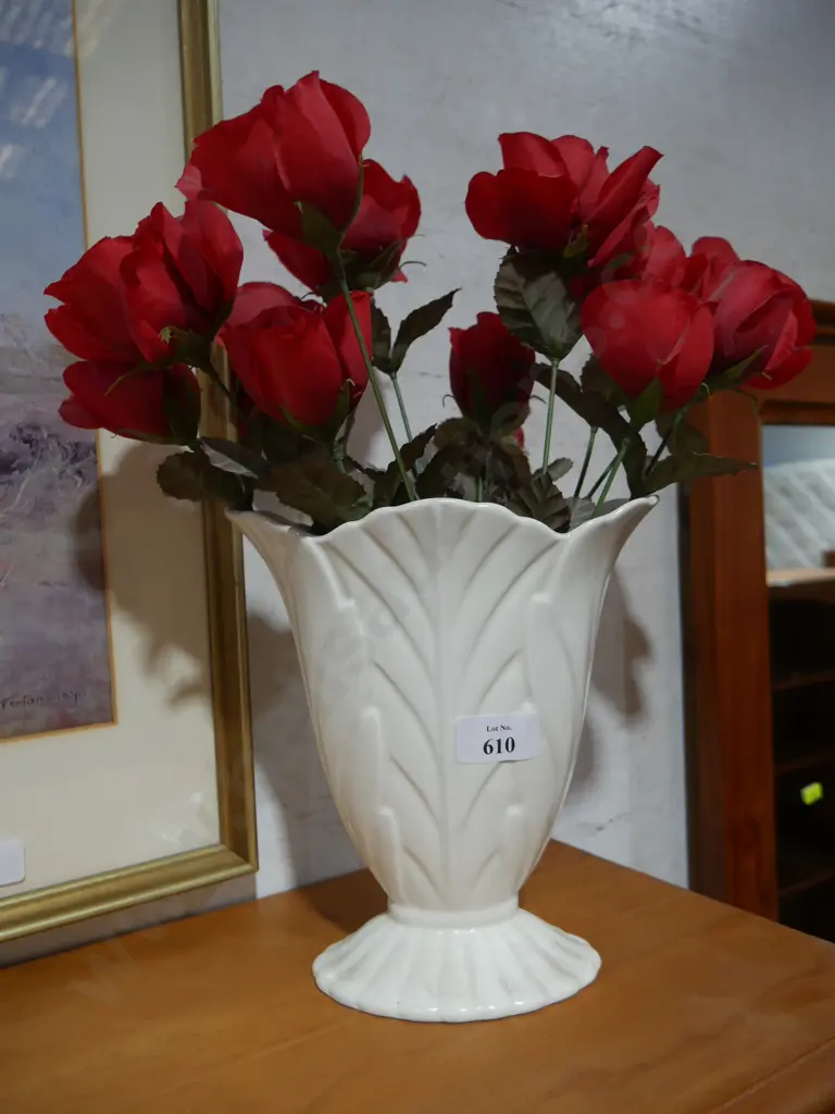 White vase invitation roses Image 1++