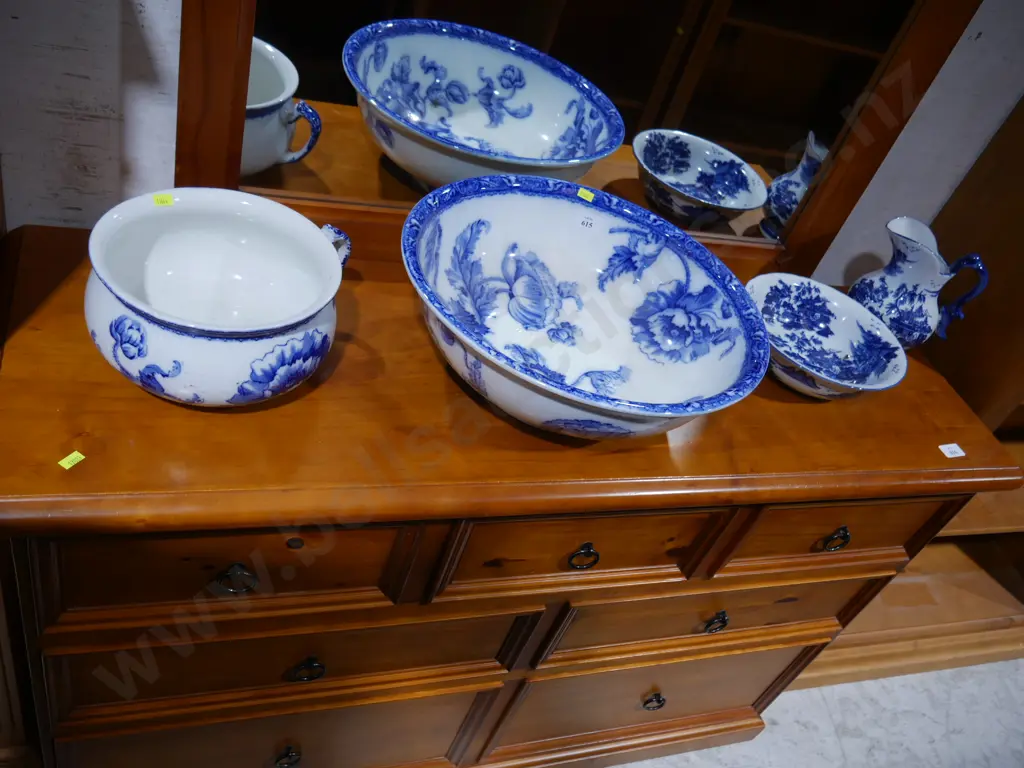 Blue and white china bowls and jug Image 1++