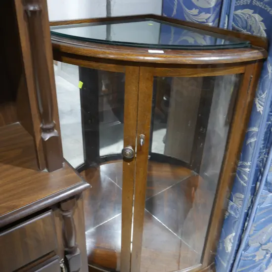 Corner cabinet