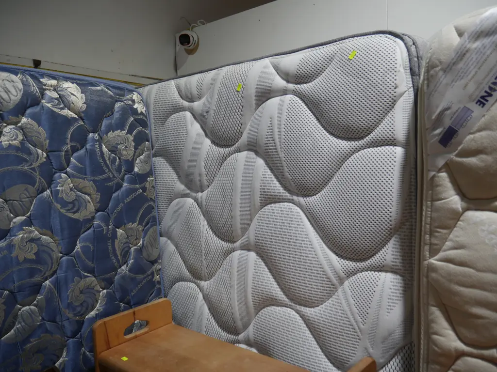 Queen a base and mattress Image 1++