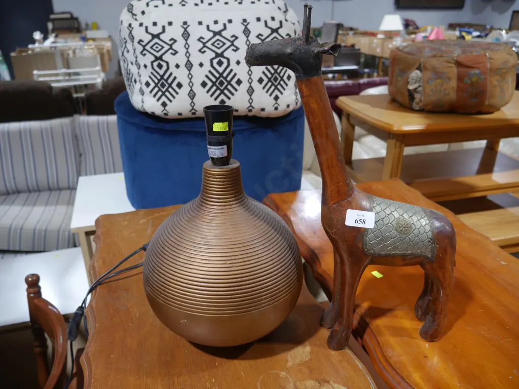 Table lamp and giraffe Image 1++