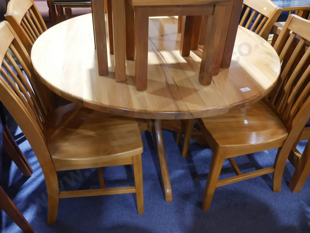 Round dining table and 4 chairs Image 1++
