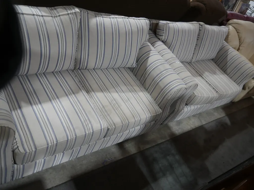2 piece lounge suite Image 1++