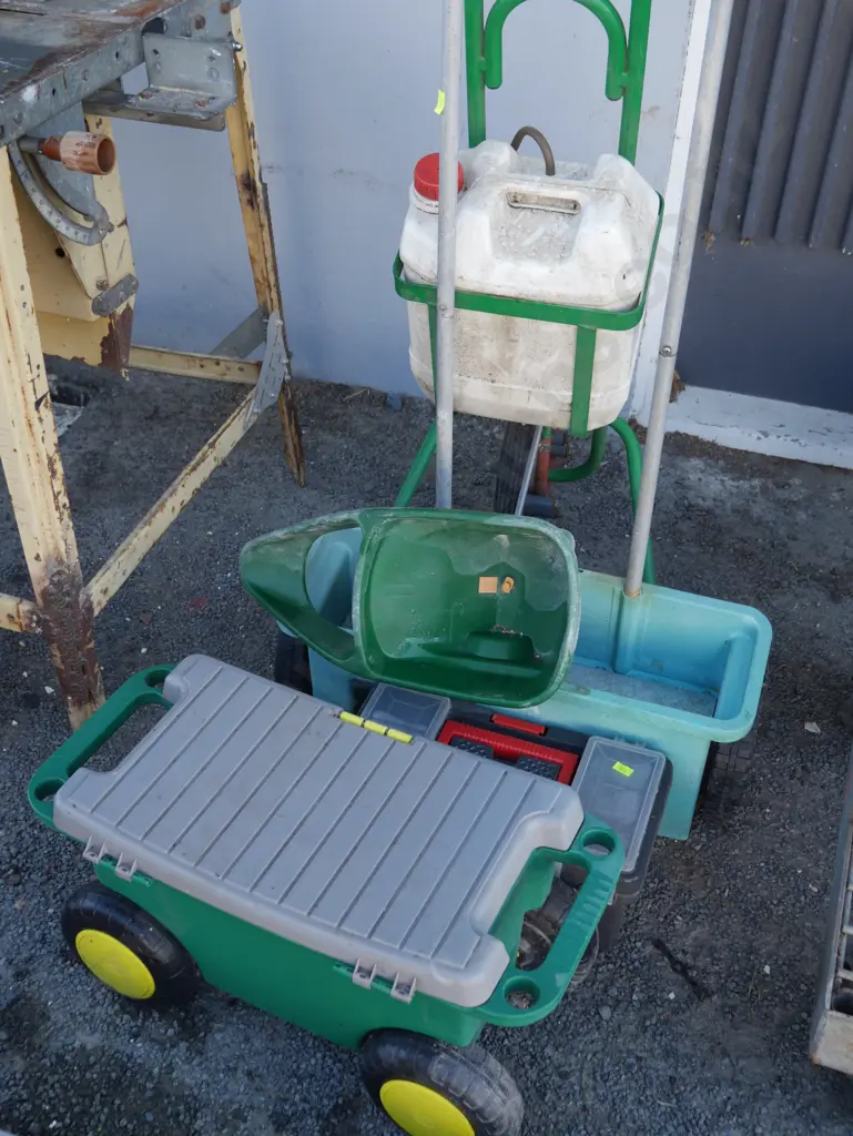 Garden sprayer, seeder, toolbox Image 1++