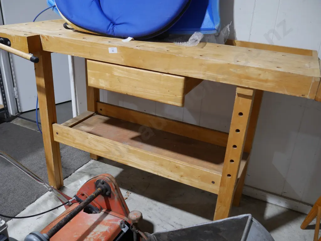 Work bench and vice Image 1++