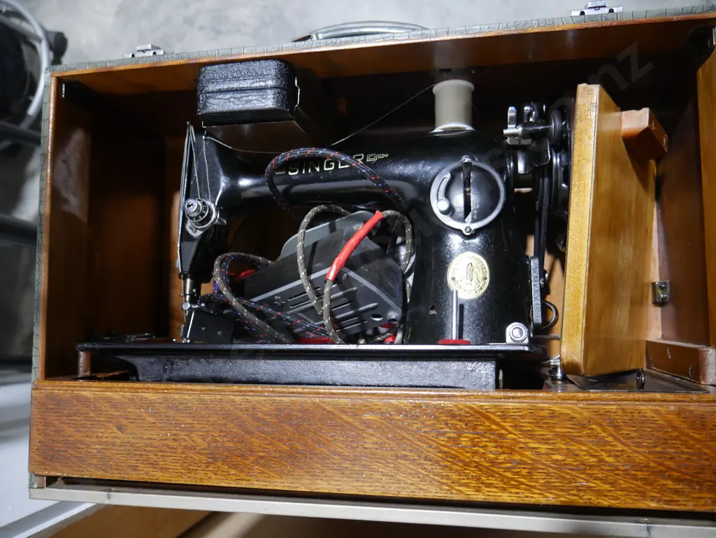 Singer sewing machine Image 1++