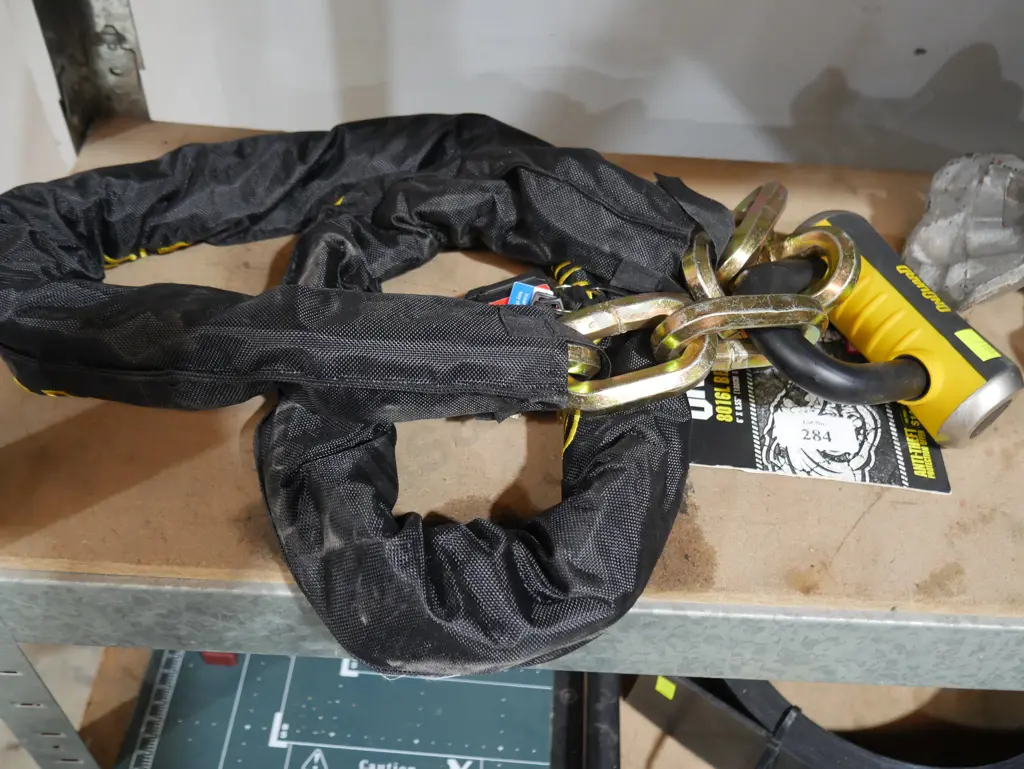 Chain and lock Image 1++