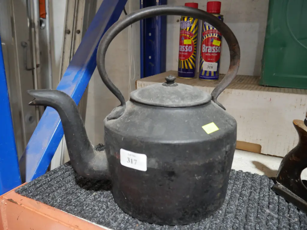 Cast iron kettle Image 1++