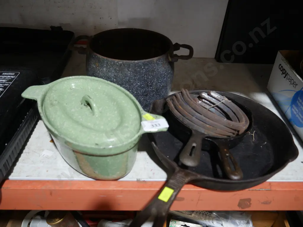 Cast iron pots Image 1++