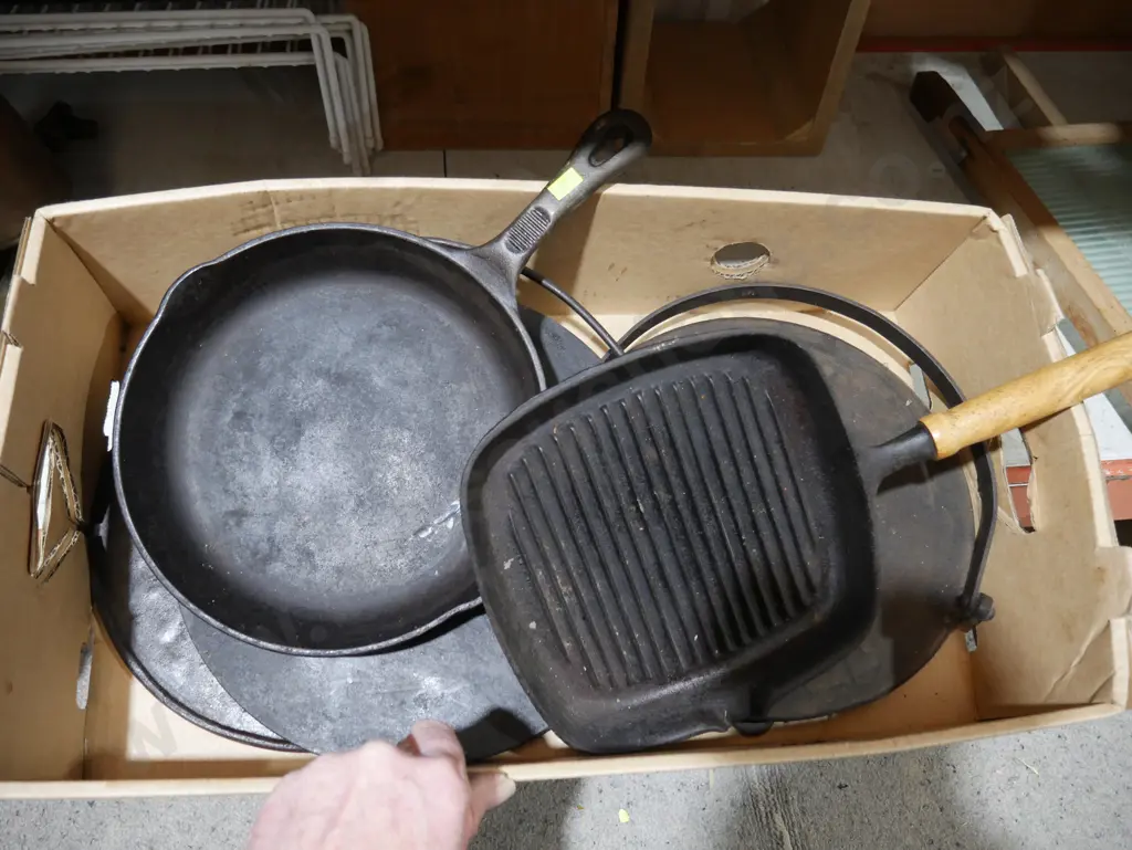 Cast iron fry pans Image 1++