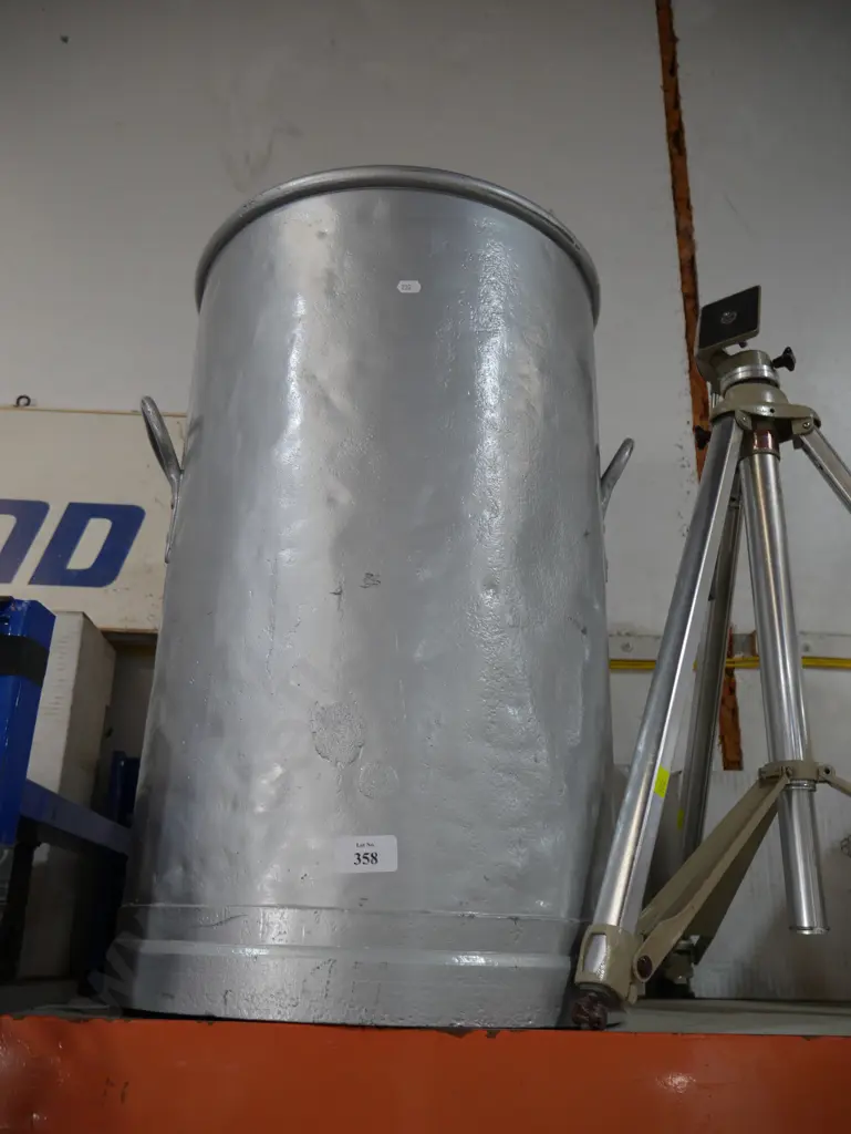 Metal container Image 1++