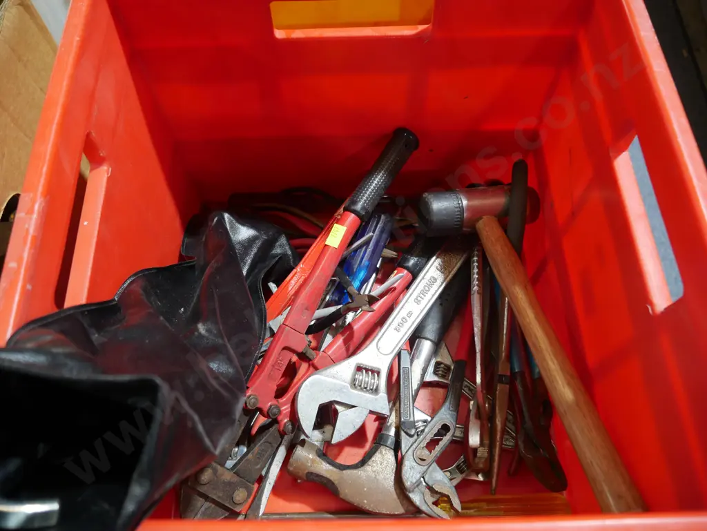 Tools. Red bin Image 1++