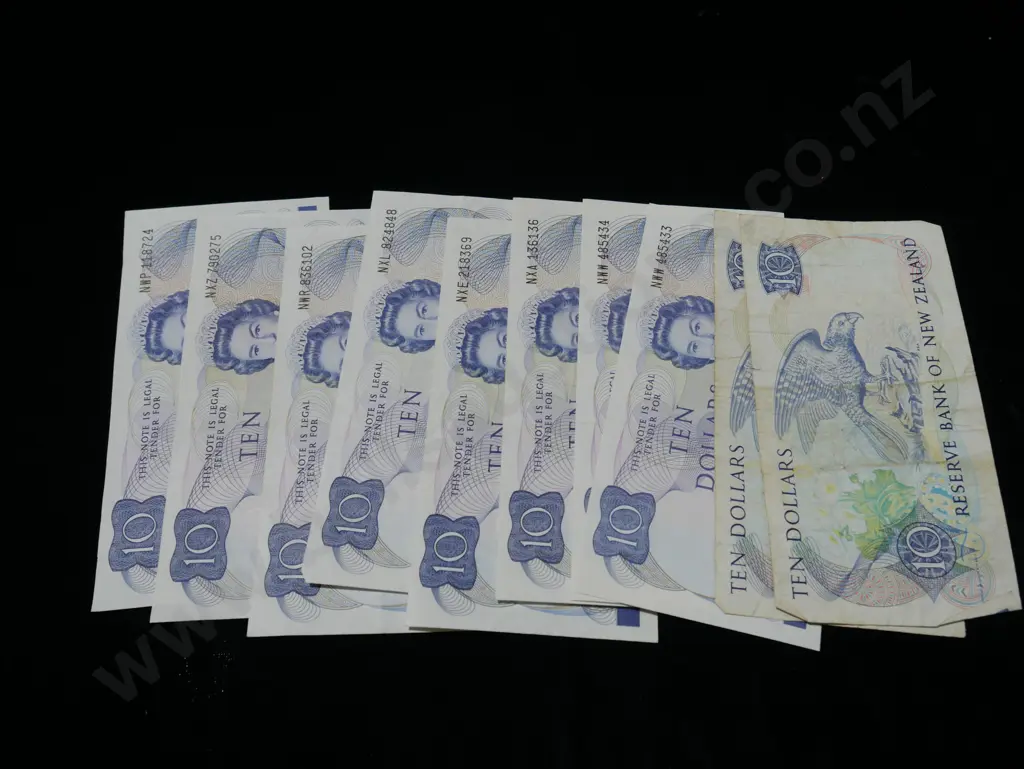 NZ ten dollar notes Image 1++