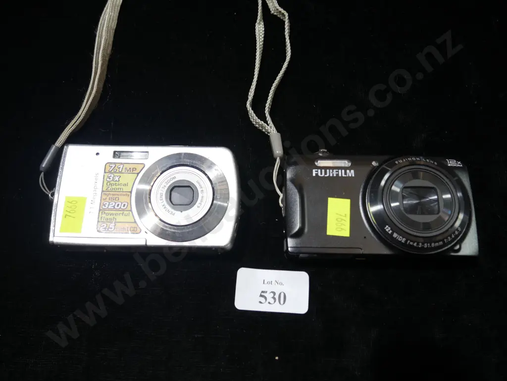2 digital cameras Image 1++