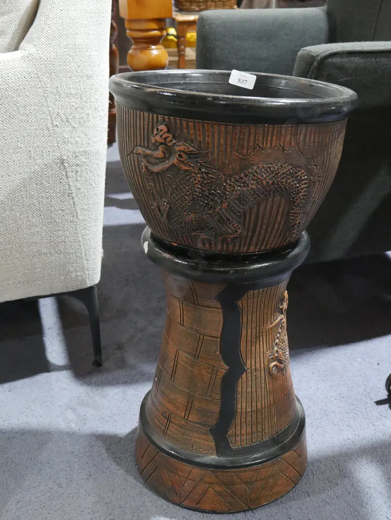 Terracotta plant pot and stand Image 1++