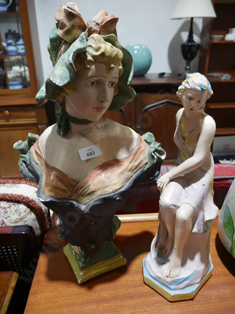 2 figurines Image 1++