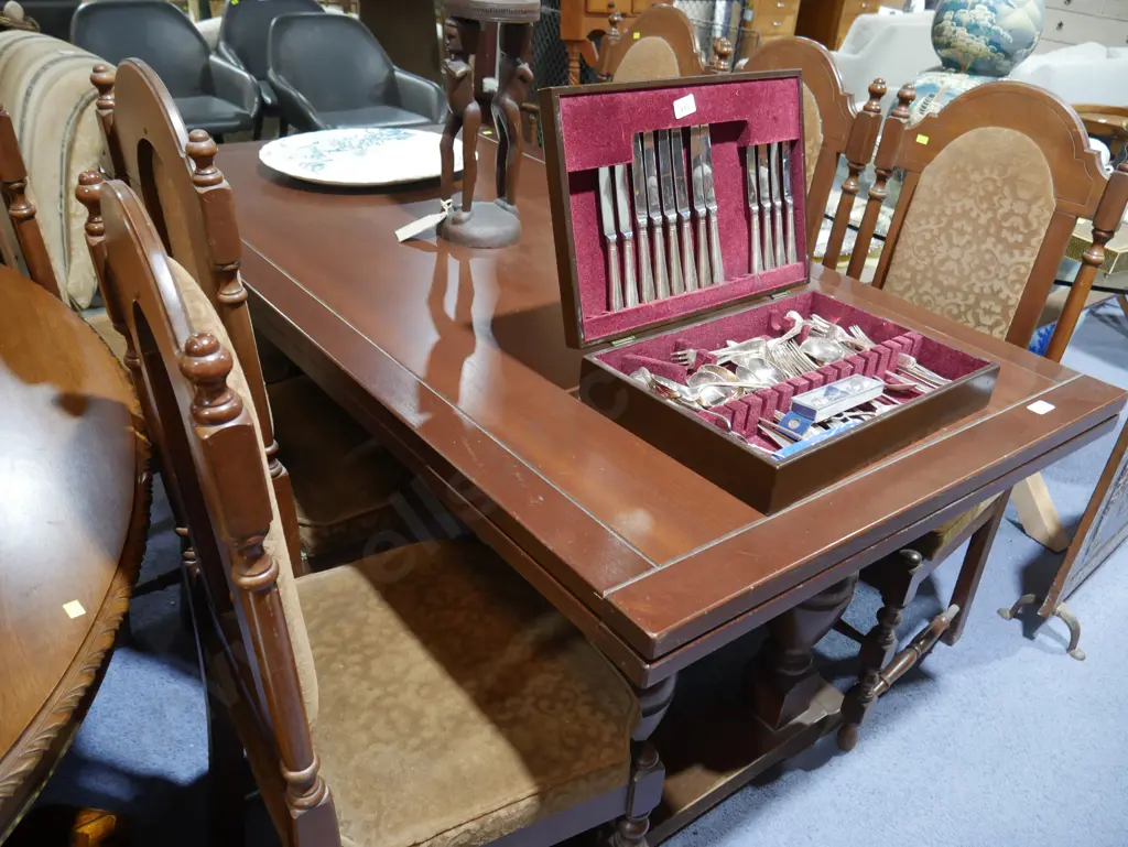 Dining table and 6 chairs Image 1++