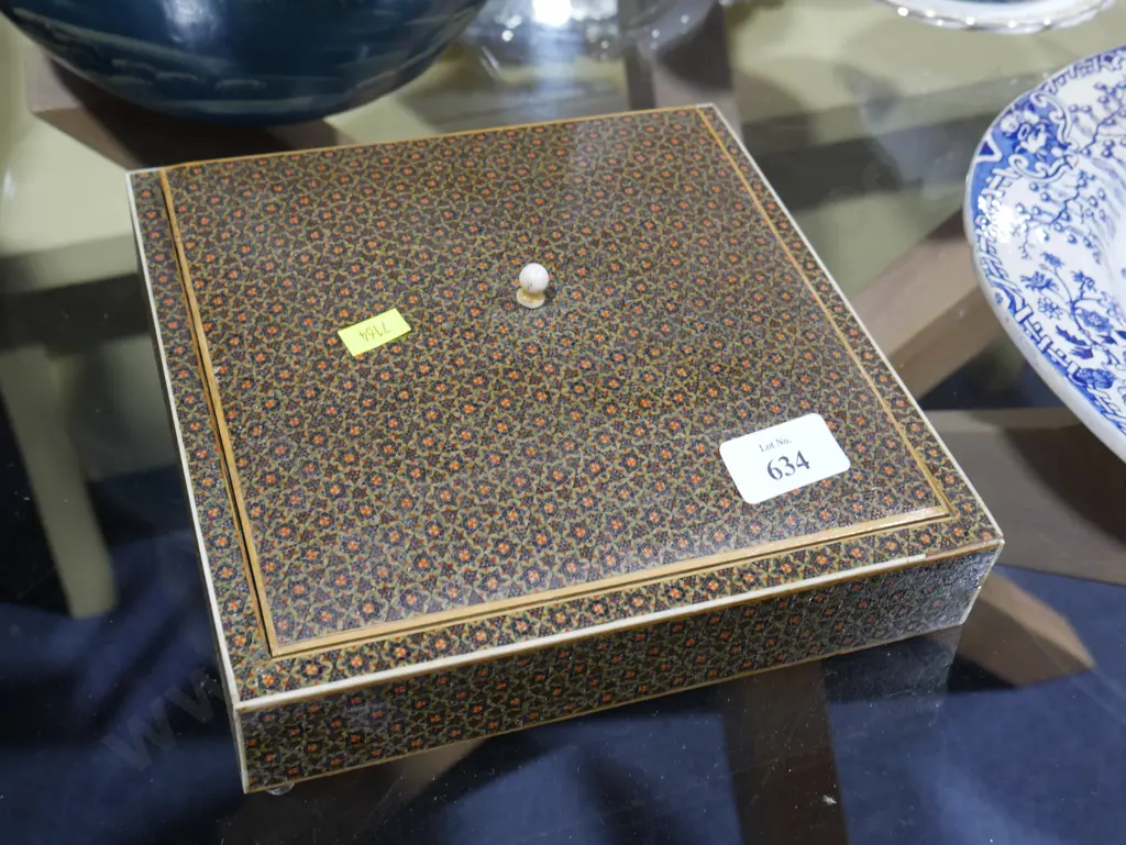 Lidded sewing box Image 1++