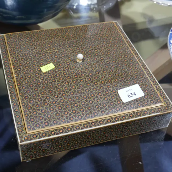 Lidded sewing box