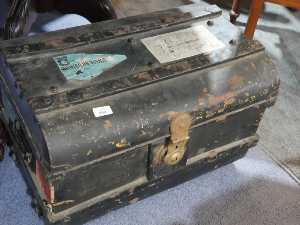 Tin trunk Image 1++