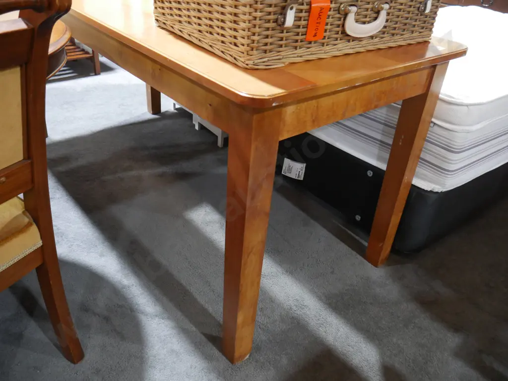 Dining table Image 1++