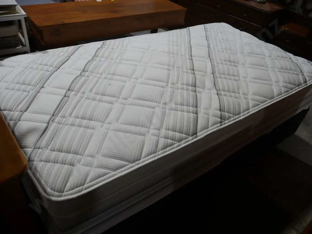 King single bed Image 1++