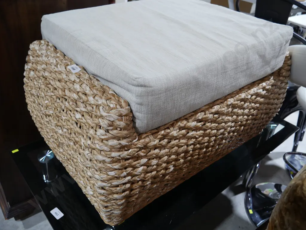 Wicker stool Image 1++